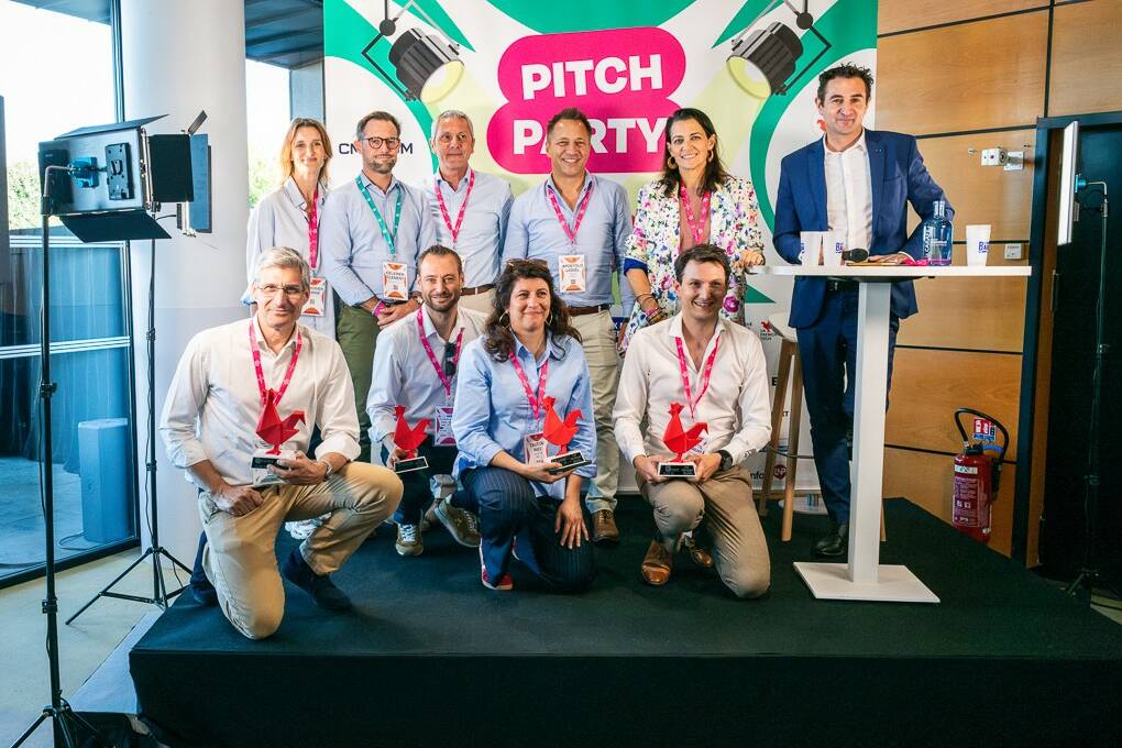 Lauréats de la Pitch Party du Grand Bain 2026 avec leurs trophées, au Palais du Pharo à Marseille.